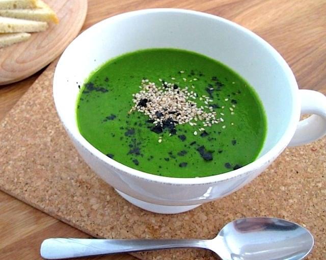 Spicy "Kermit" raw green cavolo nero soup recipe made with raw vegetables in the Vitamix