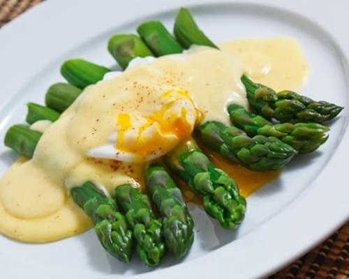 Asparagus with a Poached Egg in Hollandaise Sauce