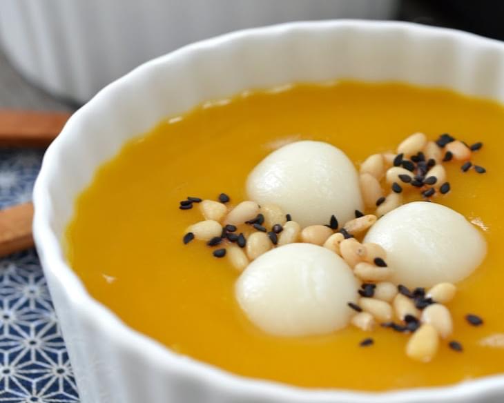 Korean Pumpkin Porridge with Rice Dumplings (Hobakjuk)