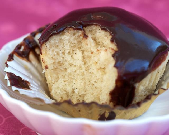 Vanilla Bean Cupcakes With Chocolate Ganache