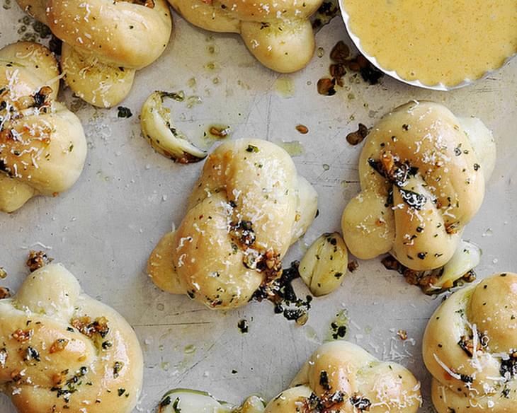 Garlic Knots with Beer Cheddar Sauce