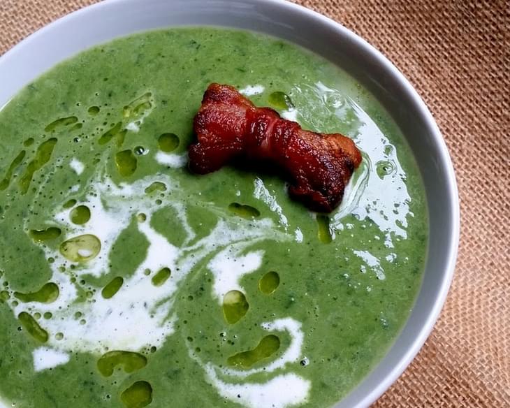 Low-Carb Pea, Spinach and Parsley Soup with Bacon Bows