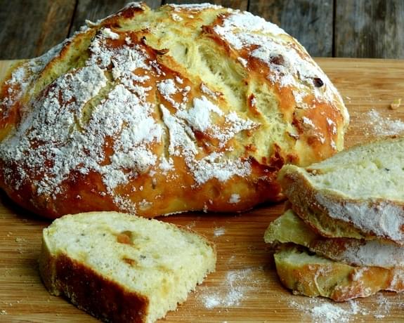 Easy-Artisan Roasted Garlic-Rosemary Bread