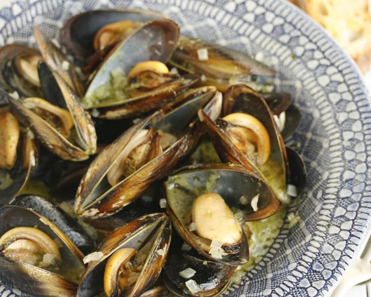 Very Easy Mussels Steamed In Wine With Parsley Pesto