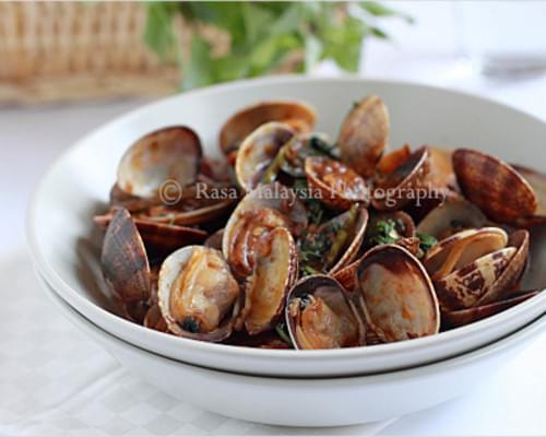 Hoy Lai Ped (Spicy Clams in Thai Roasted Chili Paste)