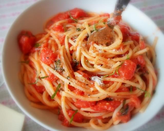 Spaghetti with Tomatoes, Garlic Butter, Basil and Cheese