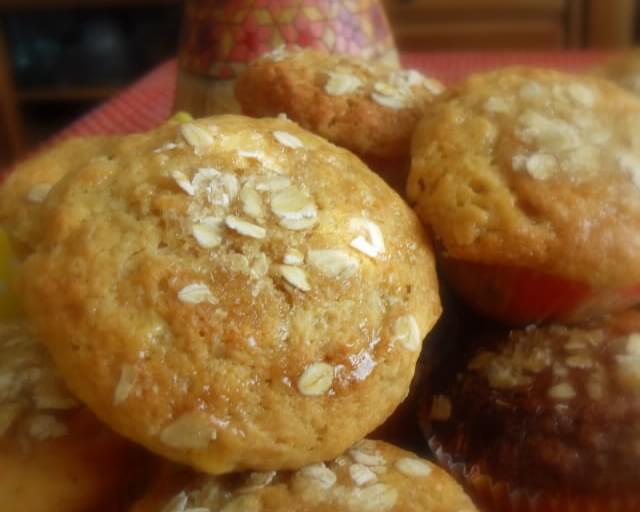 *Golden Syrup and Oatmeal Muffins*