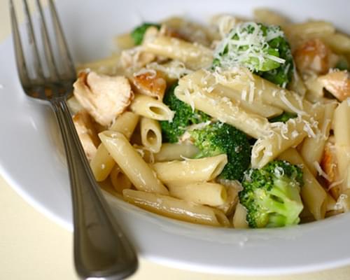 Pasta with Roasted Garlic, White Cheddar & Wine Sauce