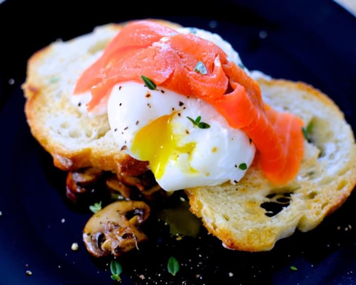 Smoked Salmon, Poached Egg & Mushrooms w. Baguette
