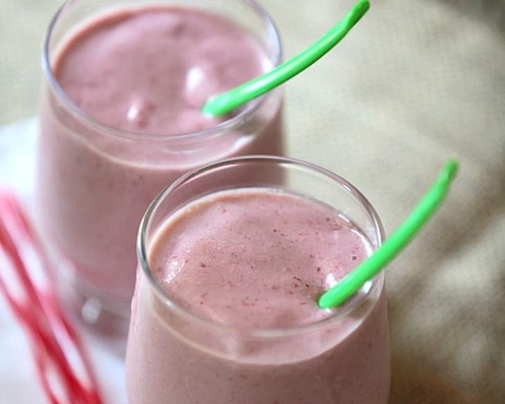 Almond Oat Strawberry Banana Smoothie and a Giveaway