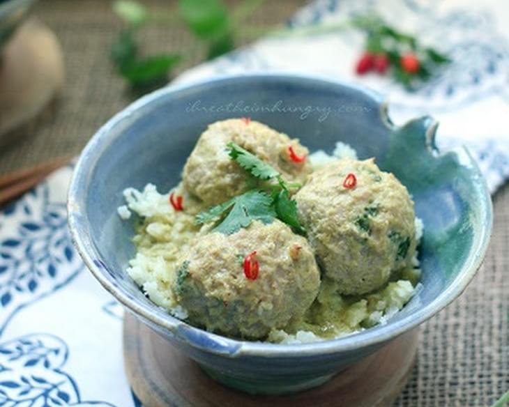Low Carb Turkey Meatballs in Green Curry Sauce