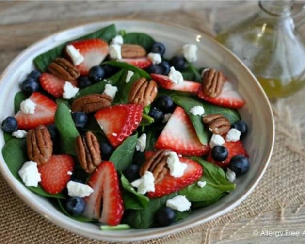 Berry Spinach Detox Salad with Poppy Seed Dressing