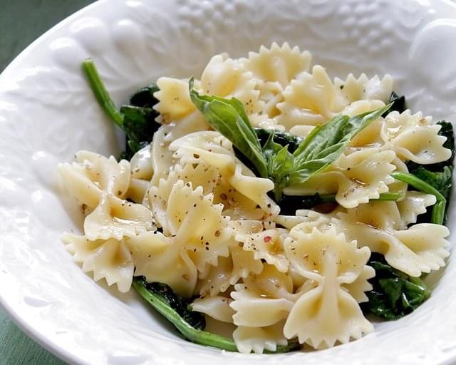 Garlic-Butter Spinach and Pasta + Giveaway