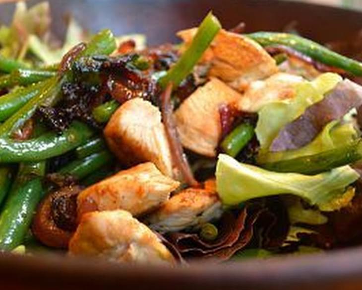 Salad with Warm Chicken, Bacon, Green Beans and Red Onion