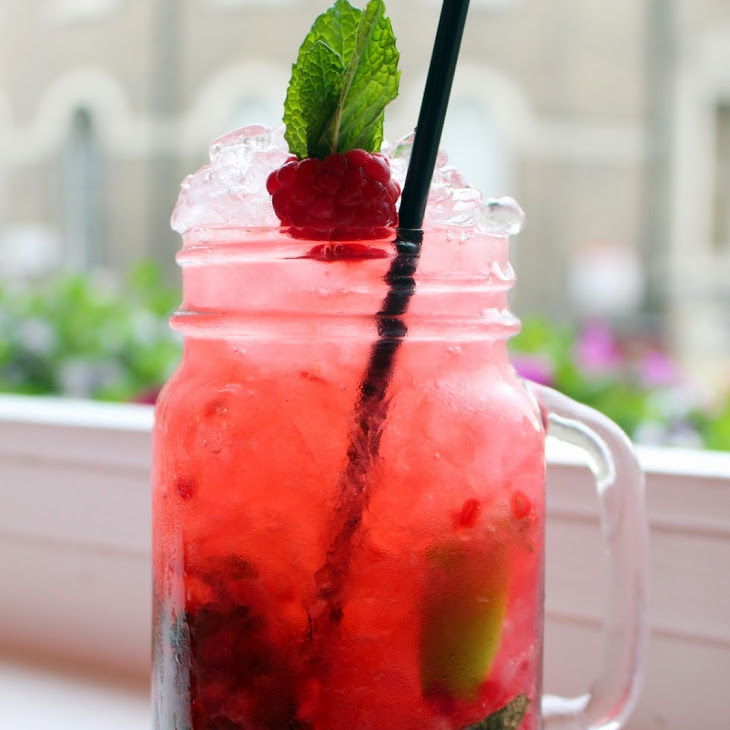 Малиновый мохито. Мохито малиновый безалкогольный. Мохито Malina. Raspberry Mojito. Ягодный Мохито.