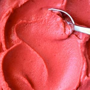 5-Minute Healthy Strawberry Frozen Yogurt
