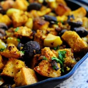Cornbread Dressing with Sausage and Apples