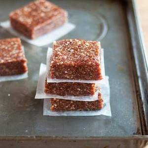How to Make Easy 3-Ingredient Energy Bars at Home