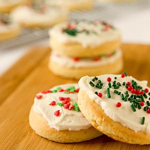 Lofthouse Sugar Cookies with Easy Buttercream Frosting