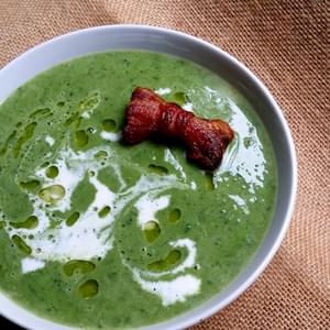 Low-Carb Pea, Spinach and Parsley Soup with Bacon Bows