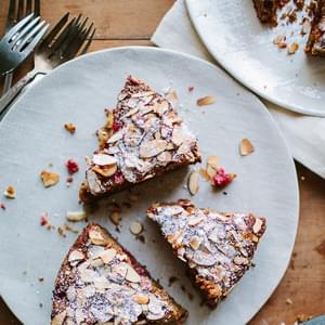 A SPICED WINTER CAKE WITH CRANBERRIES