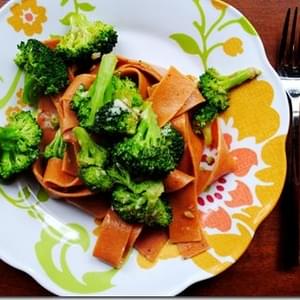 Tomato Cracked Pepper Pasta with Olive Oil and Broccoli Sauce