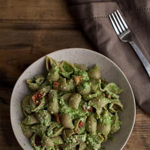 Spinach-Pesto Pasta with Roasted Red Peppers and Ricotta