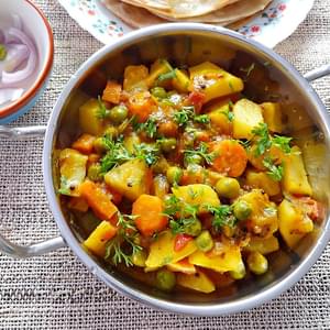 Aloo gajar matar – Dry potatoes, carrots and peas curry