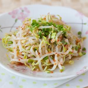 Korean Mung Bean Sprouts Salad (Sukju Namul)