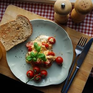 Mozzarella&Tomatoes Scrambled Eggs