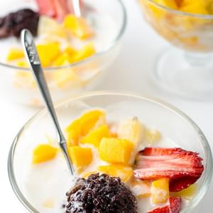 Black Rice with Coconut Milk and Fruits