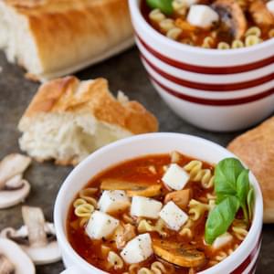 Slow Cooker Lasagna Soup with Chicken and Mushrooms