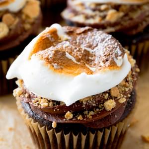 Marshmallow-Filled S'mores Cupcakes