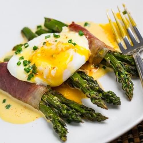 Prosciutto Wrapped Asparagus with Poached Egg and Hollandaise Sauce