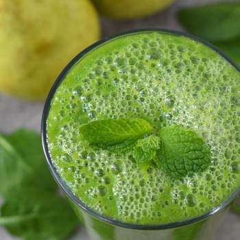 Green Smoothie with Spinach, Pear, and Ginger