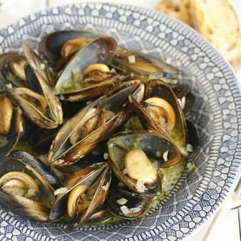 Very Easy Mussels Steamed In Wine With Parsley Pesto