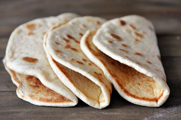 greek-flatbread-recipe-with-homemade-tzatziki-cooks-with-cocktails