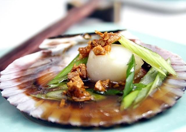 Steamed Scallops with Soy Sauce and Garlic Oil