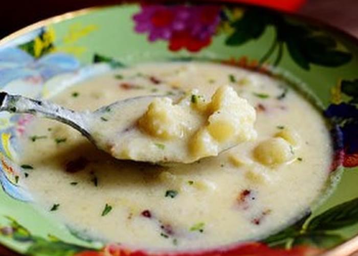 Cheesy Cauliflower Soup